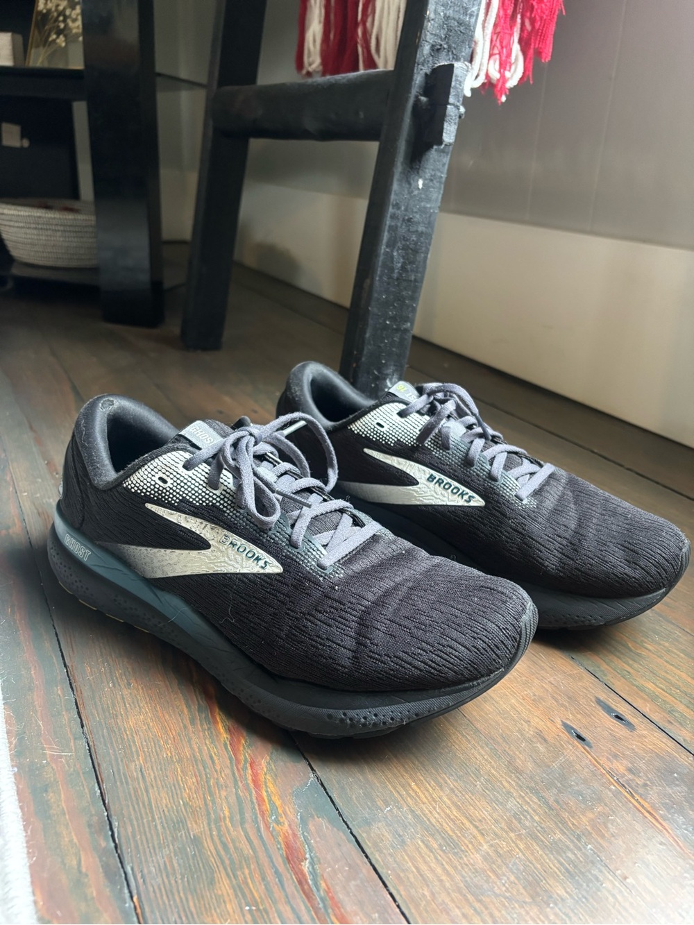 Brooks Men's Black and Gray Athletic Running Shoes